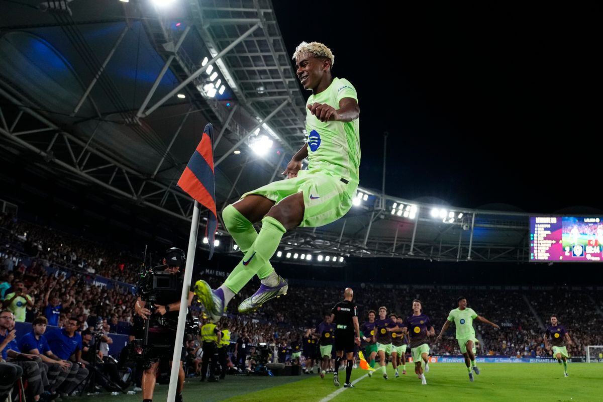 Barcelona vence Levante e segue líder do Campeonato Espanhol