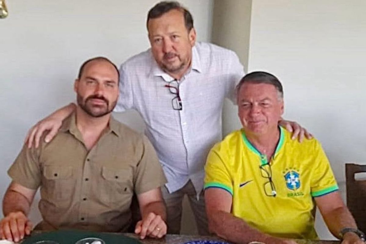 Pen drive de Bolsonaro armazenava documentos de empresa de aliado