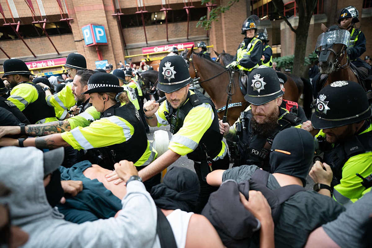 Londres: protestos contra hotéis de imigrantes terminam em confronto