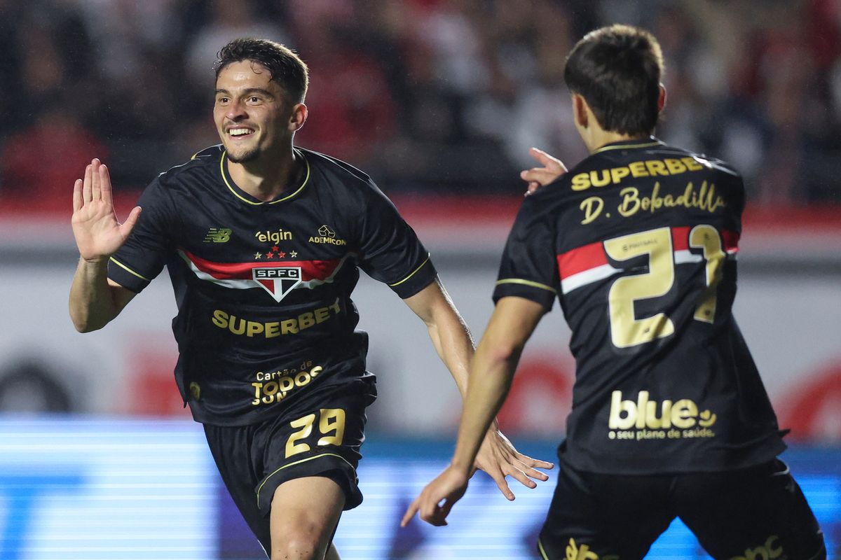 São Paulo vence Atlético-MG e se aproxima do G6 do Brasileirão