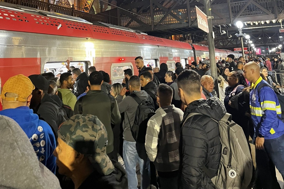 Duas linhas de trem amanhecem com lentidão após falha em equipamento