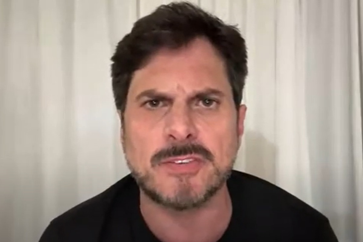 Alvo de medidas cautelares, Do Val volta a atacar Moraes em live