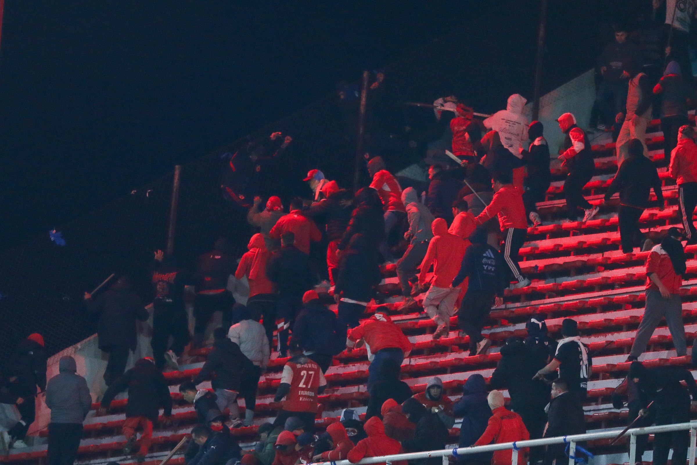 Independiente bane 25 torcedores que participaram de briga contra La U