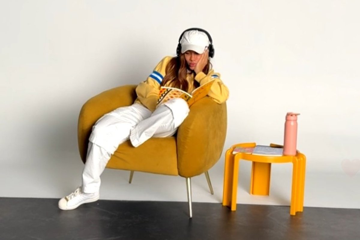 Anitta agita web ao ficar parada em live: “Calada vence”