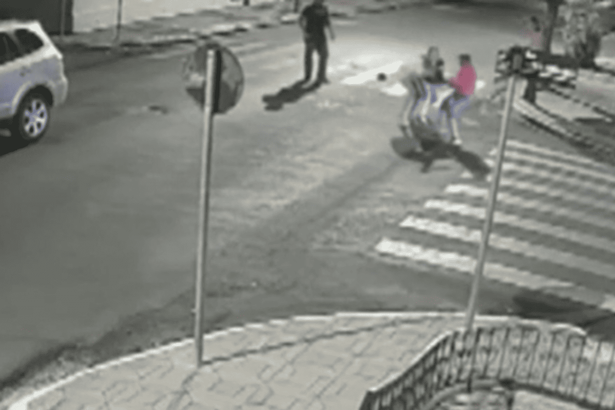 Grávida é agredida com socos e puxões de cabelo no meio da rua. Veja