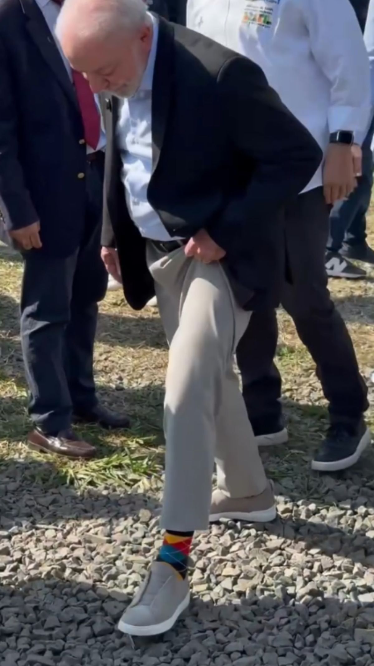 foto com cor. presidente lula mostra meia colorida - metrópoles