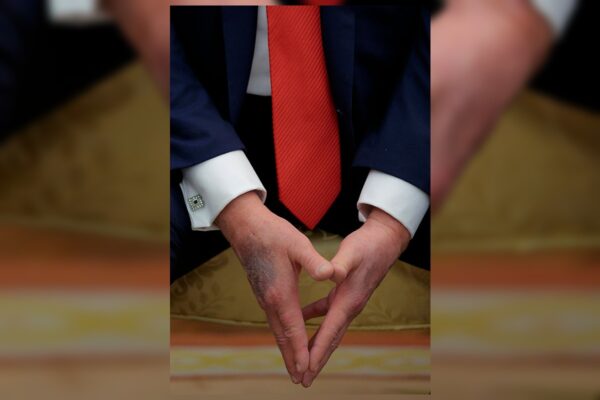 Imagem colorida da mão de Donald Trump