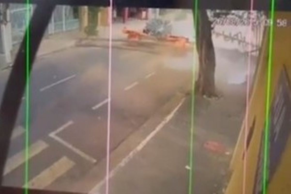 Fotos: máquina que caiu de obra não acertou carro por centímetros