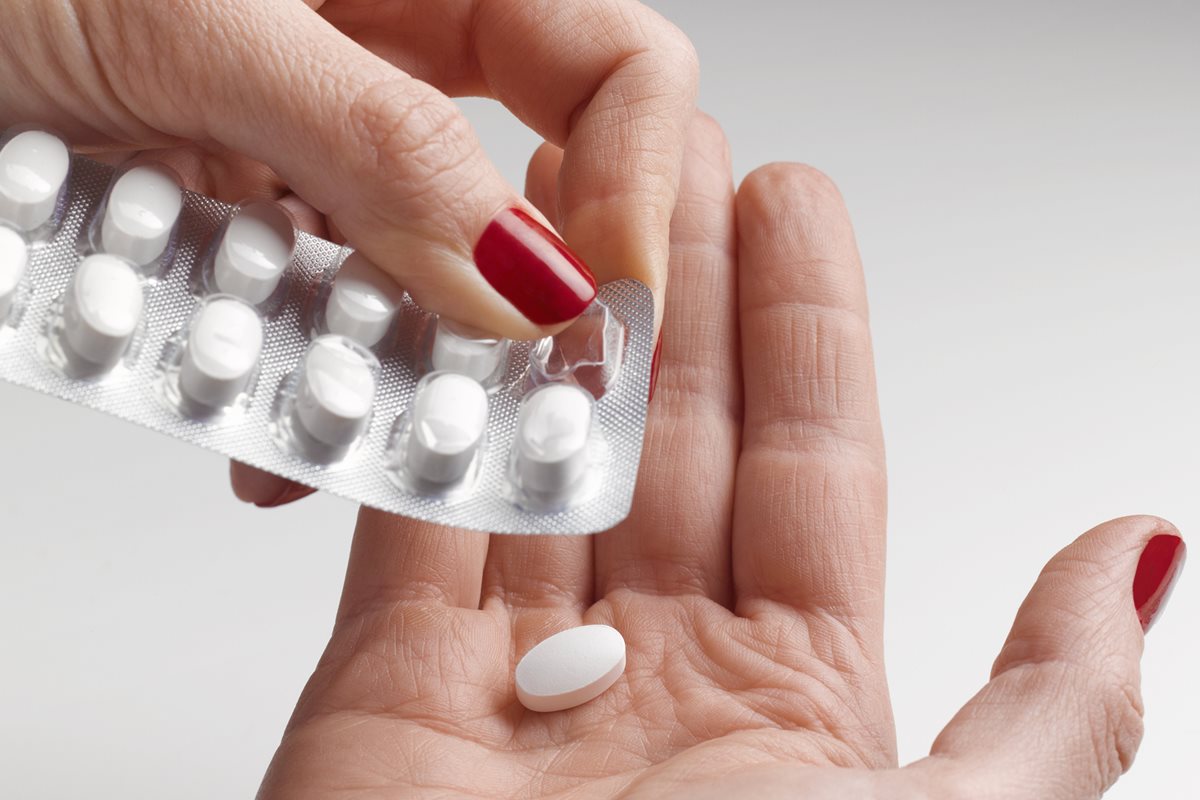 Analgésicos populares favorecem resistência a antibióticos, diz estudo
