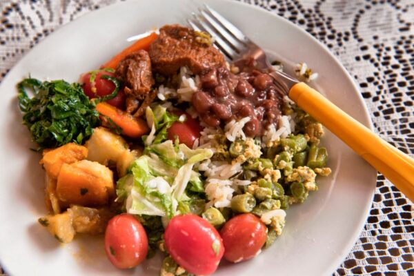 foto de um prato de comida super colorido