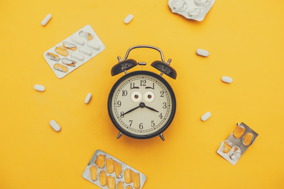 Foto colorida de remédios para dormir e alarme - Entenda como os remédios para dormir agem no corpo
