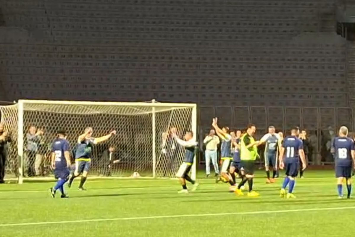 Embaixadinhas, pênalti e gol: Tarcísio joga com prefeitos de SP. Veja