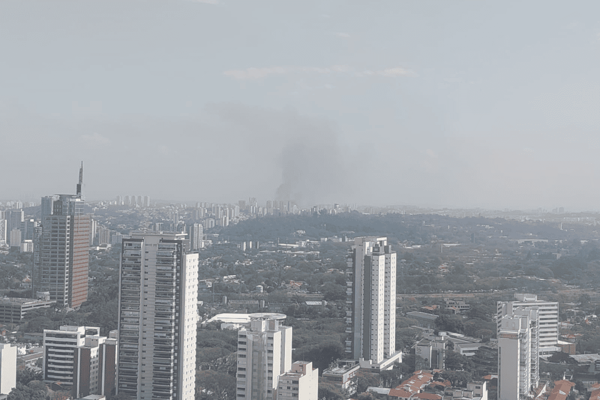 Incêndio atinge galpão próximo a favela na zona oeste de São Paulo