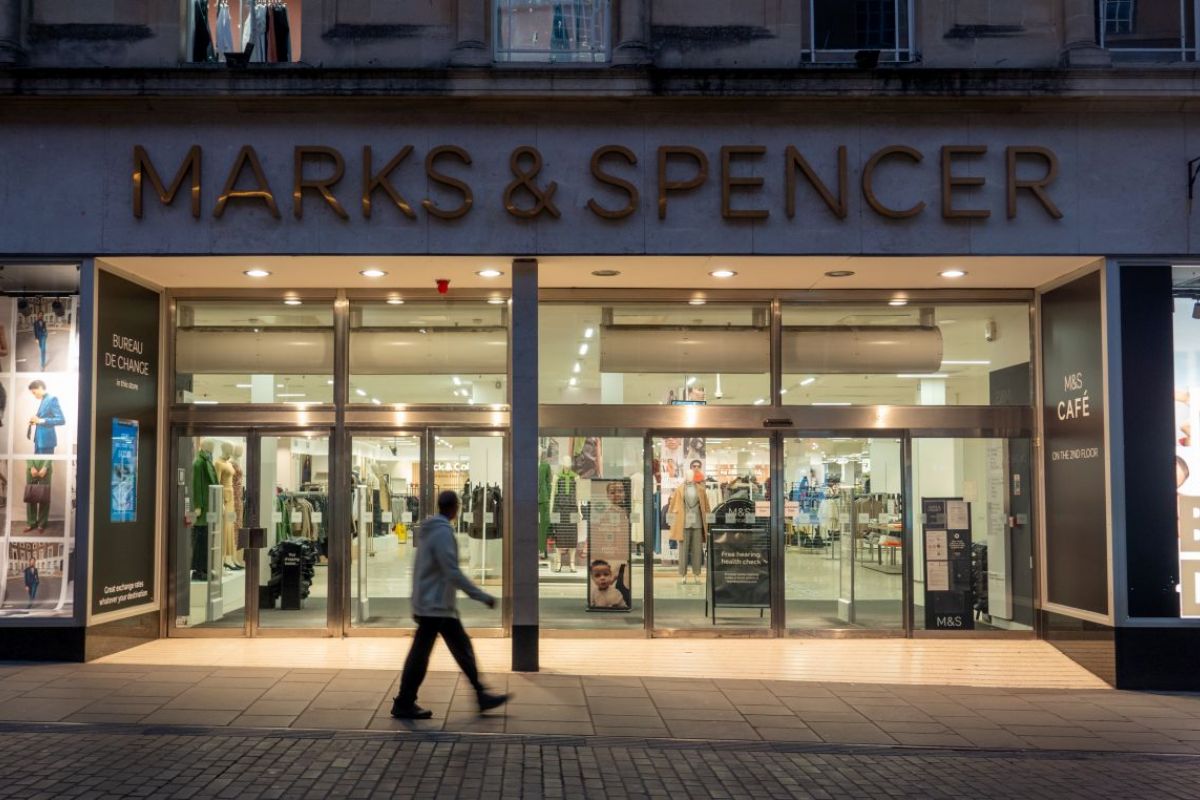 Loja-da-Marks-and-Spencer-GettyImages-2173208231 Varejista britânica se manifesta sobre polêmica com funcionária trans