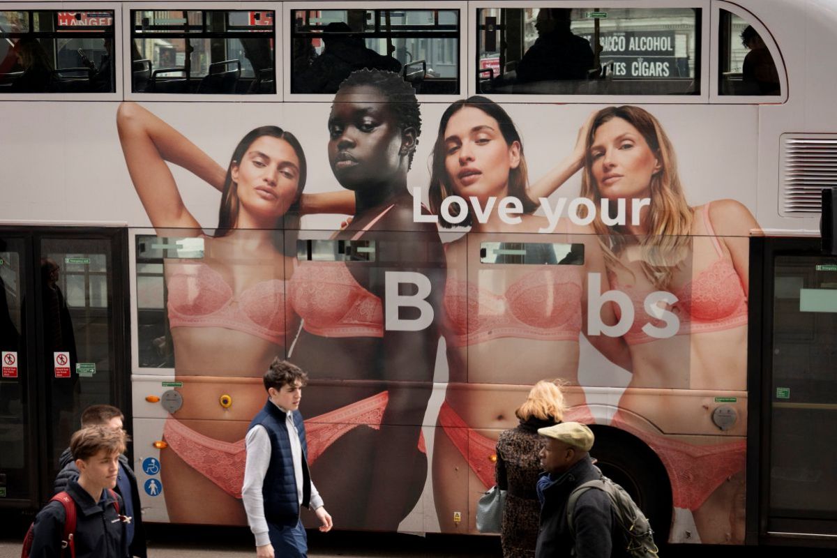 Marks-and-Spencer-Bra-Fit-GettyImages-2067248745 Varejista britânica se manifesta sobre polêmica com funcionária trans