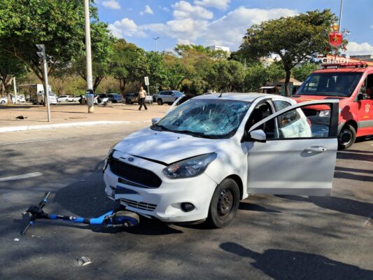 Carro amassado e patinete elétrico - Metrópoles