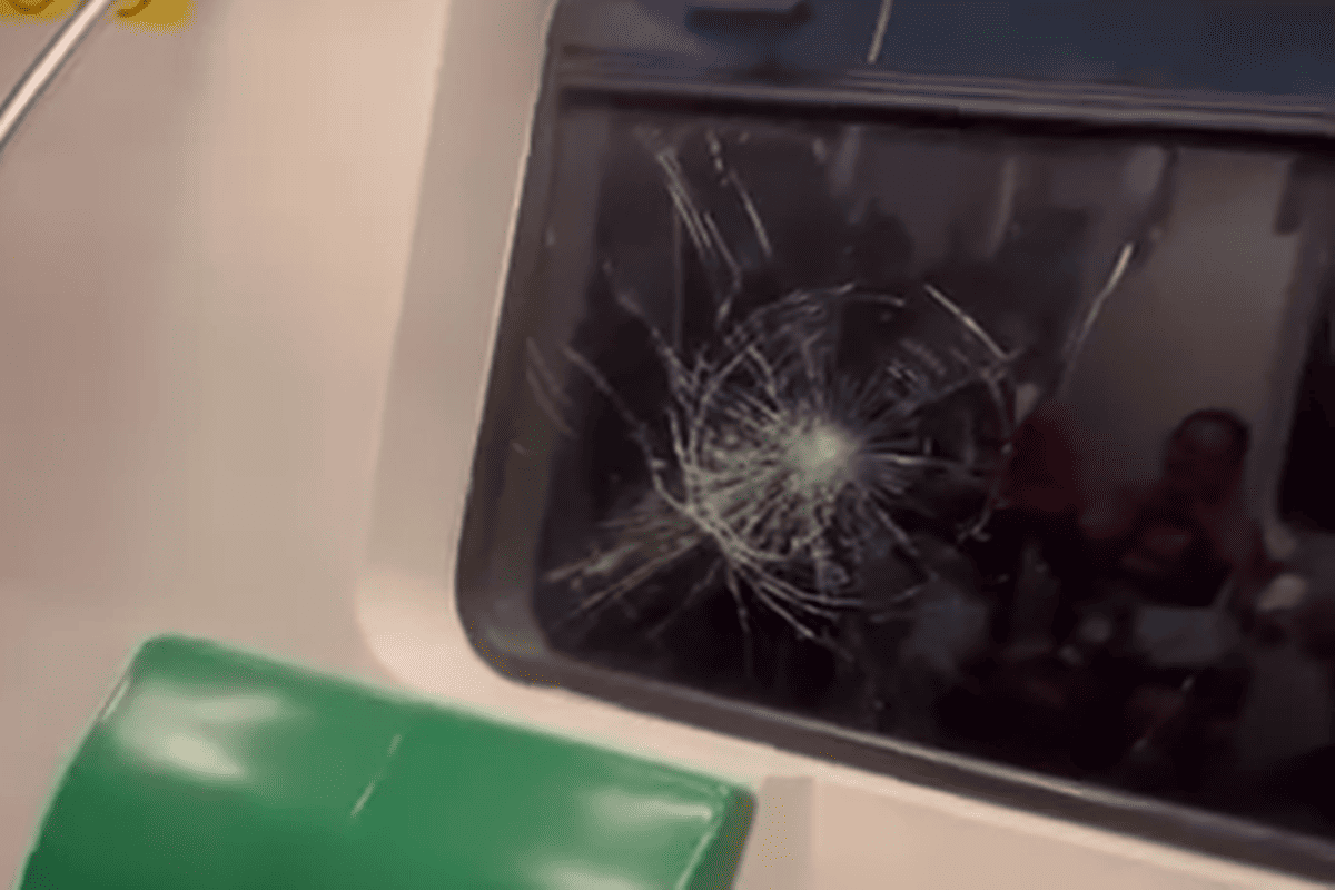 Vídeo: metrô é atingido por pedrada e tem vidraça quebrada no DF