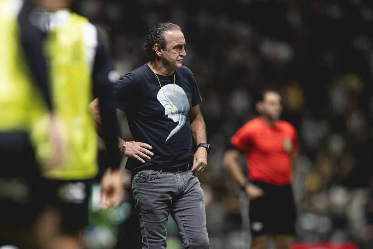 “Não estamos jogando o que podemos”, reconhece Cuca após derrota