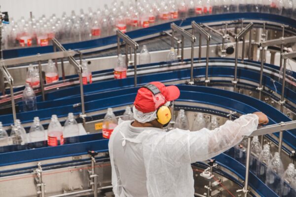 A fotografia mostra a operação industrial da companhia, ressaltando tecnologia, segurança e a escala de produção que conecta a marca a milhões de consumidores diariamente.