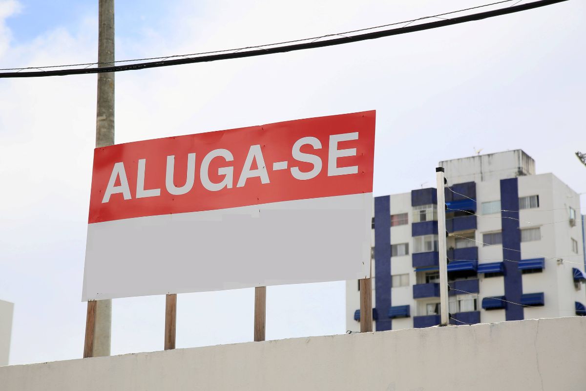 Inquilino se recusa a sair do imóvel? Advogada explica o que fazer 8 foto colorida de placa de aluga-se