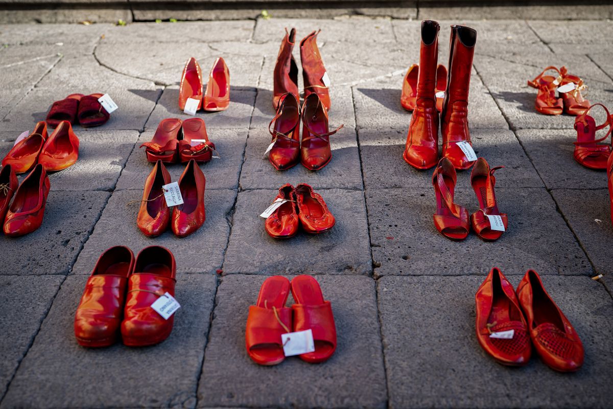foto com cor. sapatos vermelhos - metrópoles