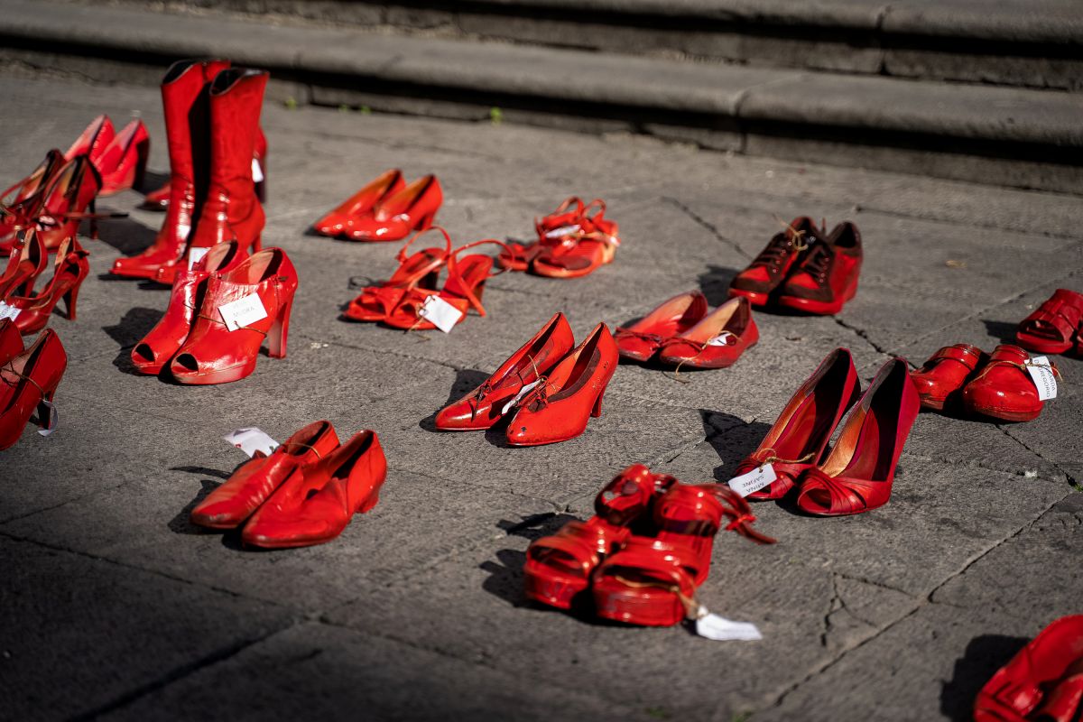 foto com cor. sapatos vermelhos - metrópoles