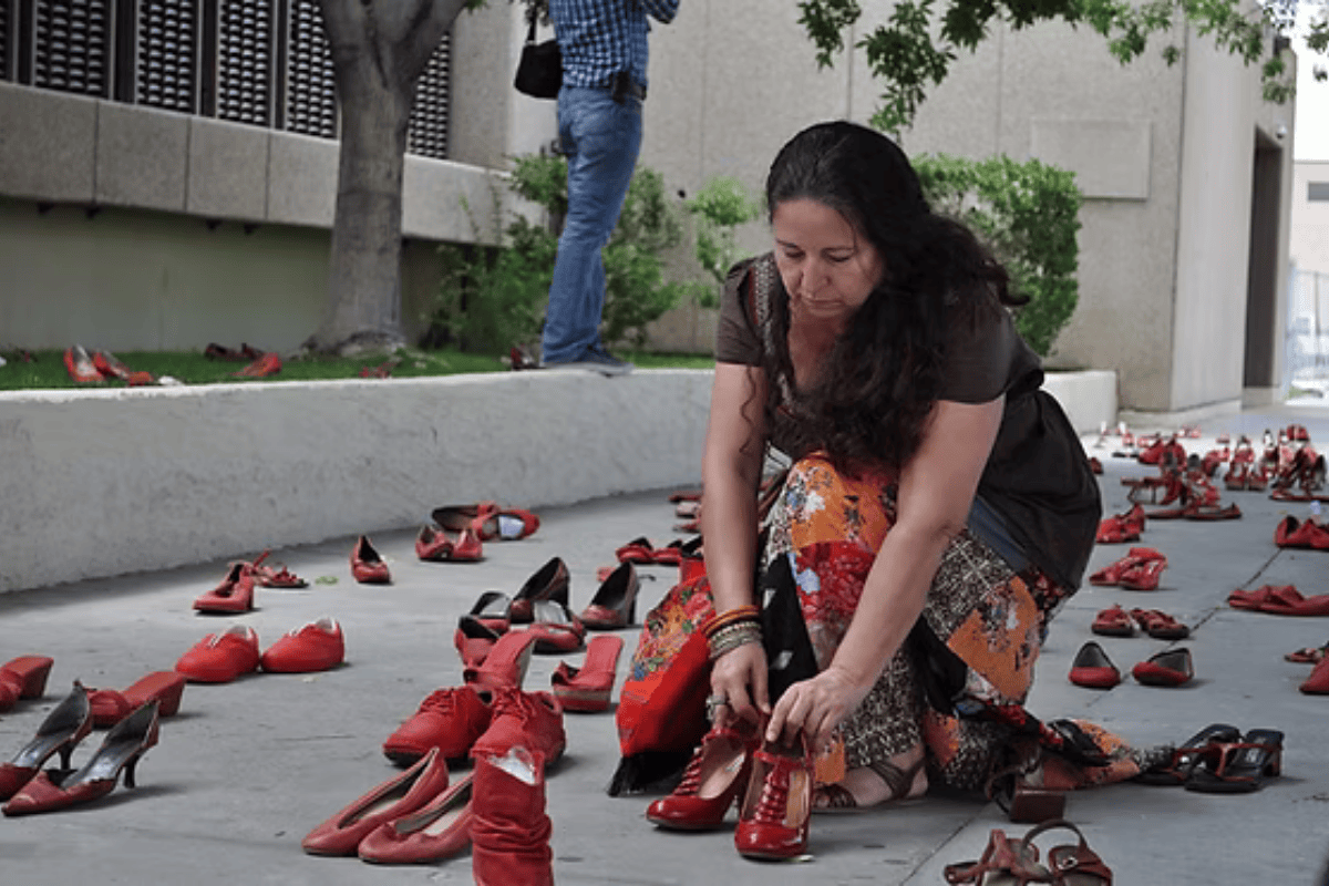 foto com cor. zapatos rojos - metrópoles