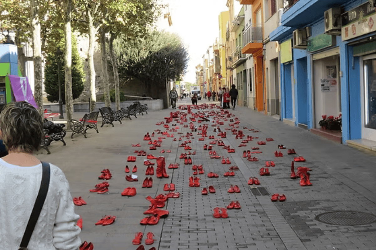 foto com cor. zapatos rojos - metrópoles