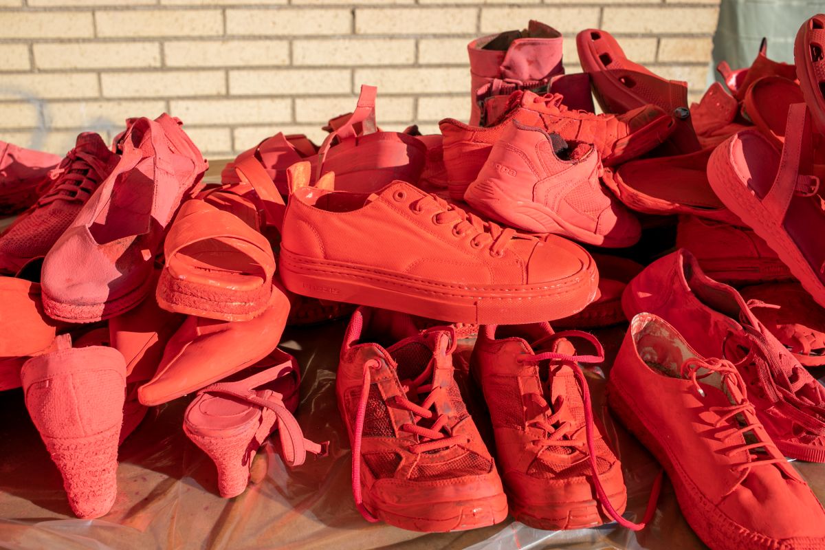 foto com cor. zapatos rojos - metrópoles