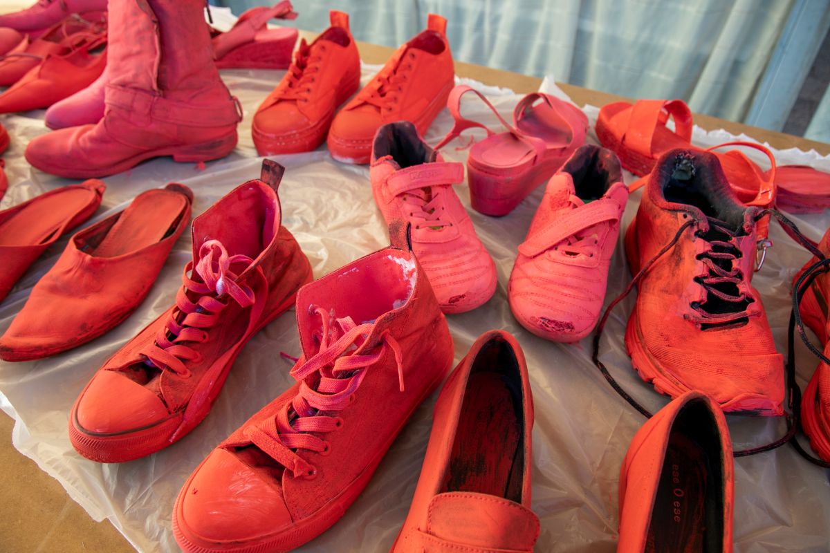 foto com cor. zapatos rojos - metrópoles