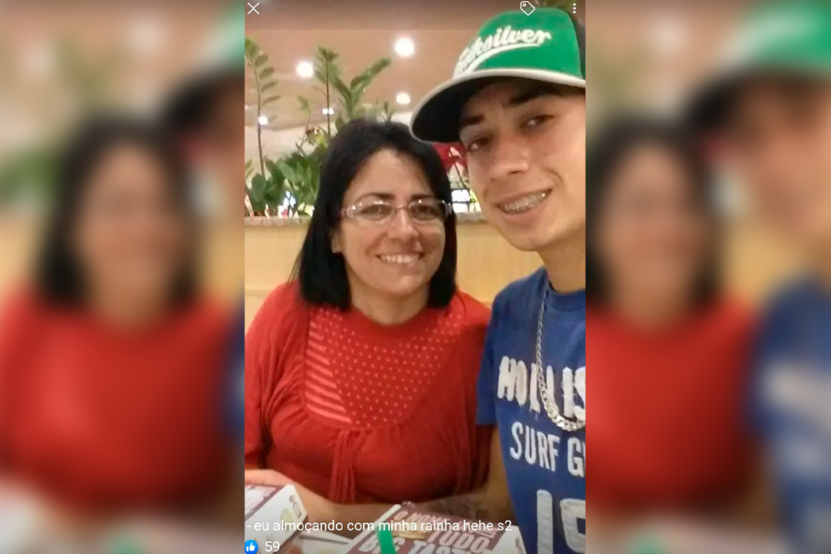 Imagem colorida mostra William, um jovem de cerca de 20 anos, e a mãe Loveane. 