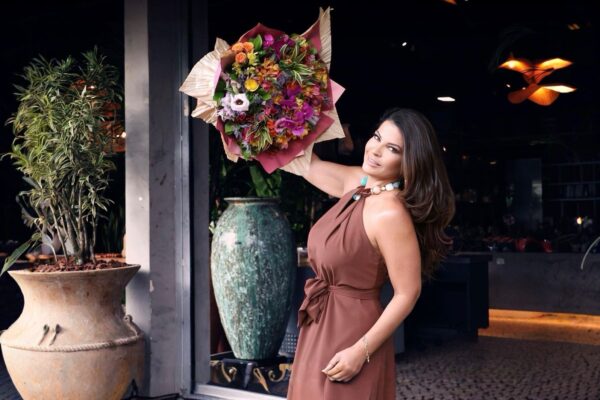 mulher segurando um boque foto colorida