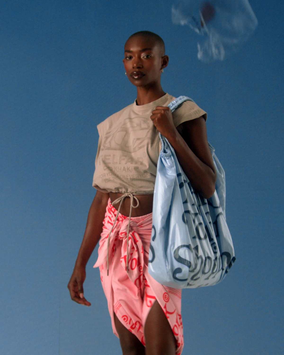 Imagem de campanha da Telfar Plastic Bag - Metrópoles