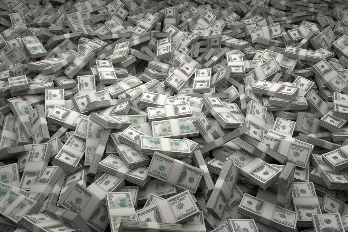 Foto de milhares de dolares. mulher recebeu o bilhete errado