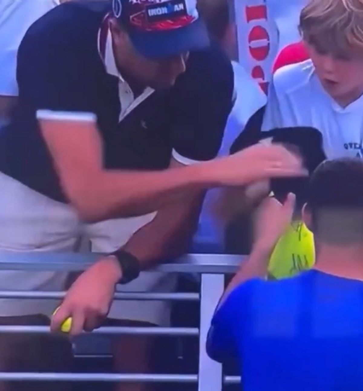 CEO pegando boné de criança - Metrópoles