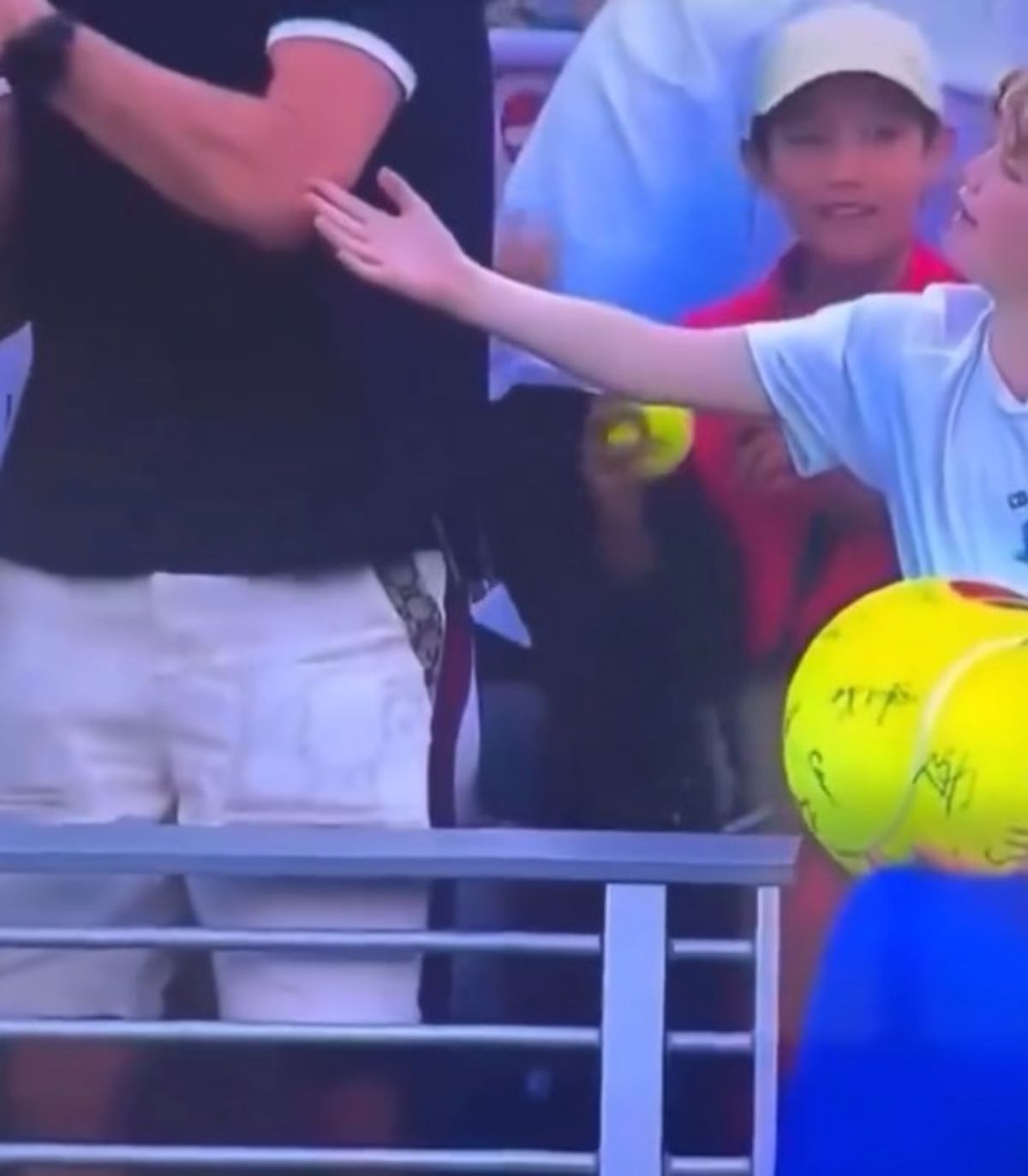 CEO pegando boné de criança - Metrópoles