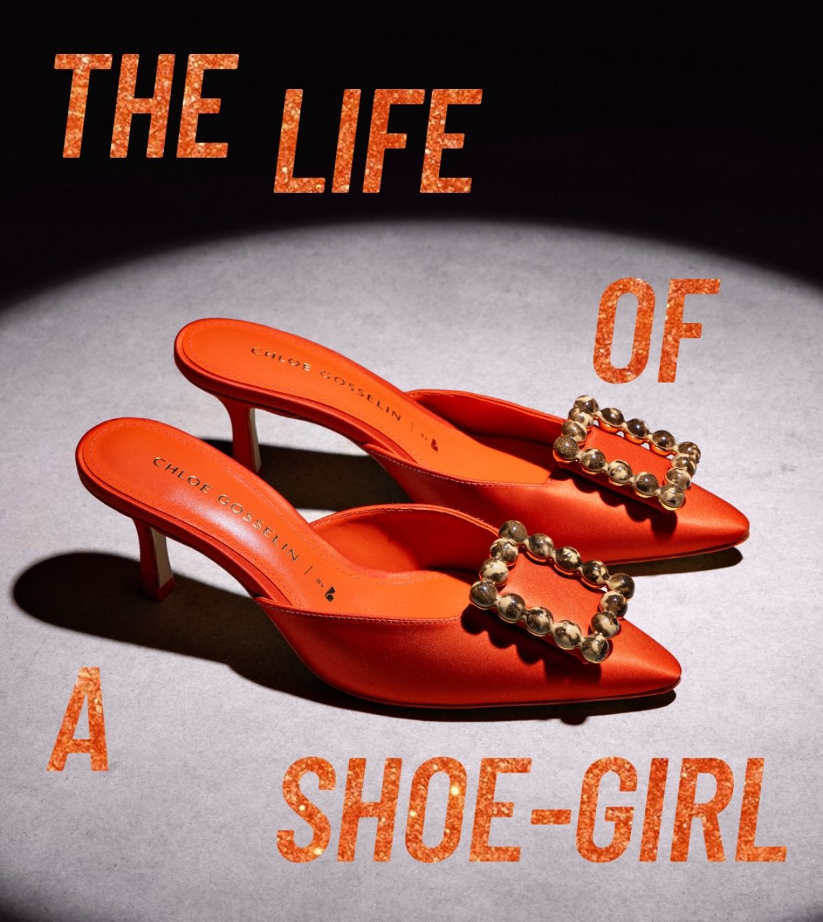 foto com cor. sapatos laranjas da marca larroudé - metrópoles