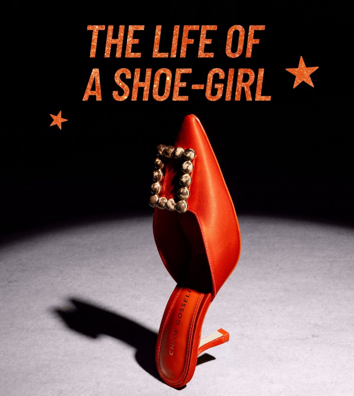 foto com cor. sapatos laranjas da marca larroudé - metrópoles