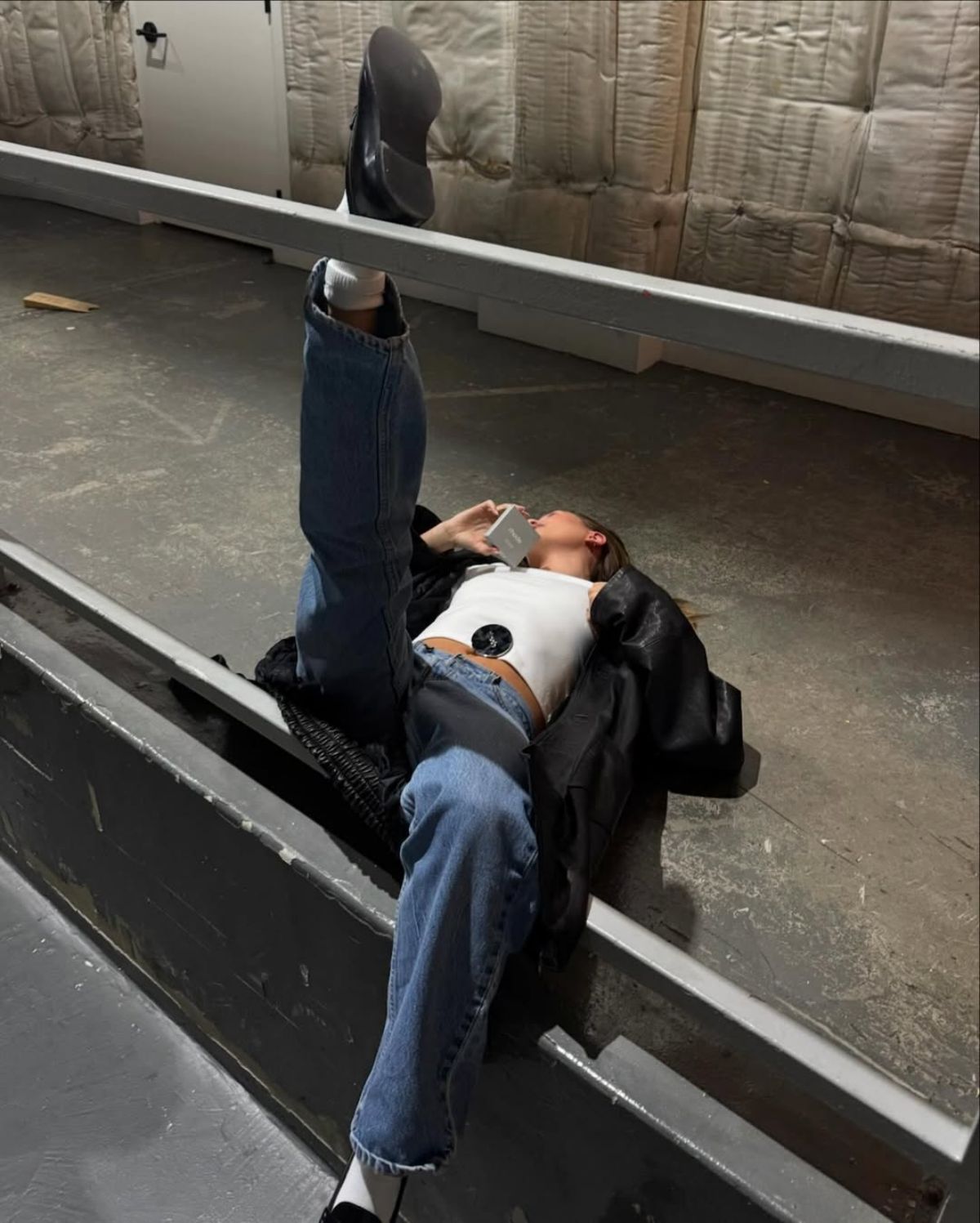 Hailey Bieber com regata branca e jeans azuis - Metrópoles