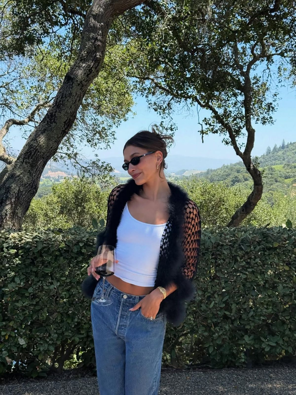 Hailey Bieber com regata branca e jeans azuis - Metrópoles