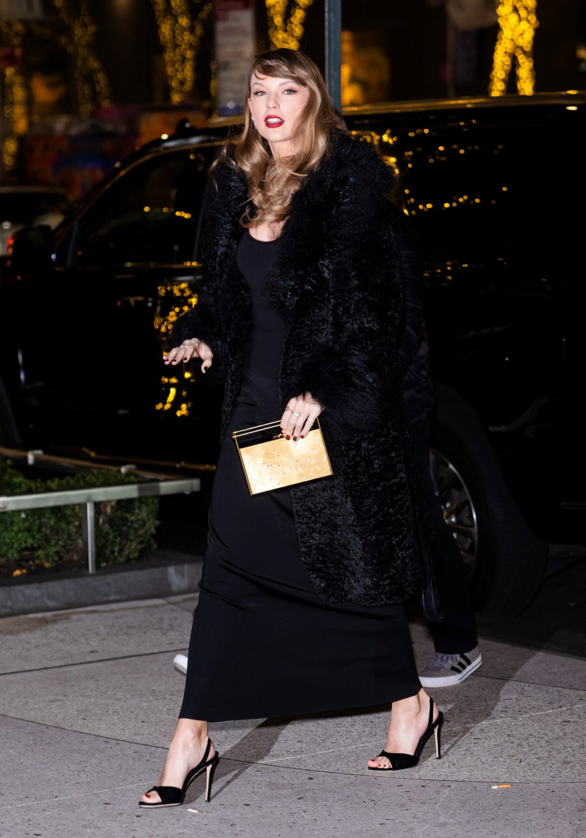 foto com cor. taylor swift com vestido preto - metrópoles