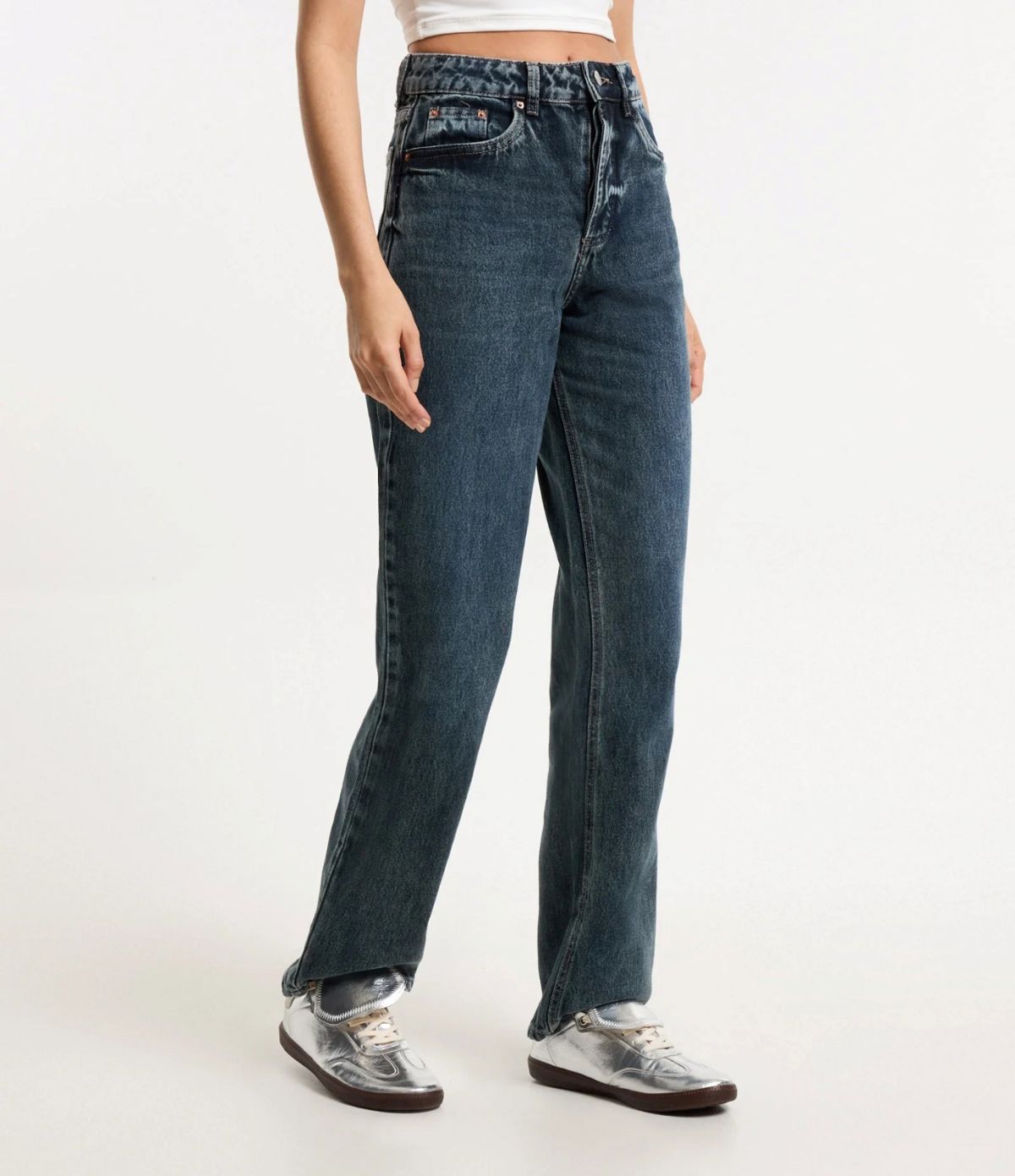 Calça reta em jeans com bolsos e vista de botões azul marmorizado