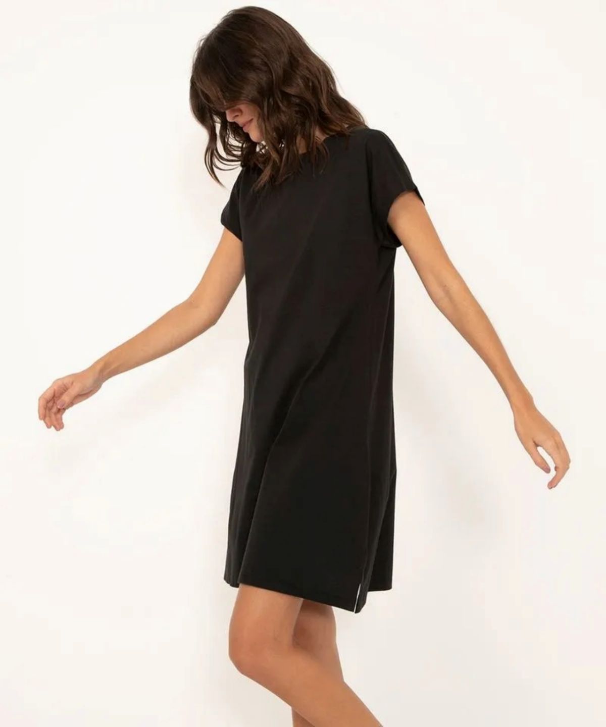 Vestido curto básico manga curta areia preto