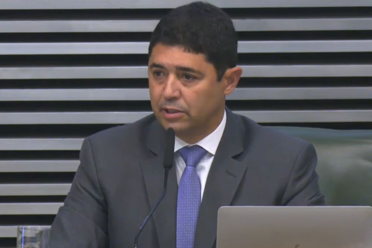 Rosário chora em posse ao citar Bolsonaro: “Em breve estará conosco”