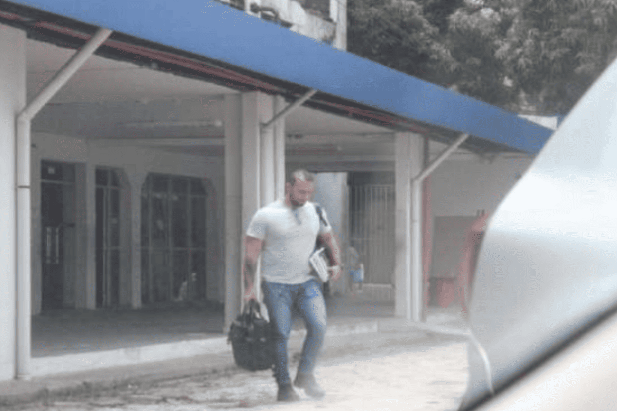 PF monitorou entrega de valores em órgãos públicos do Pará; veja fotos 6 Alex Jordano saindo da Agência do Banpará com bolsa após saque, segundo a PF