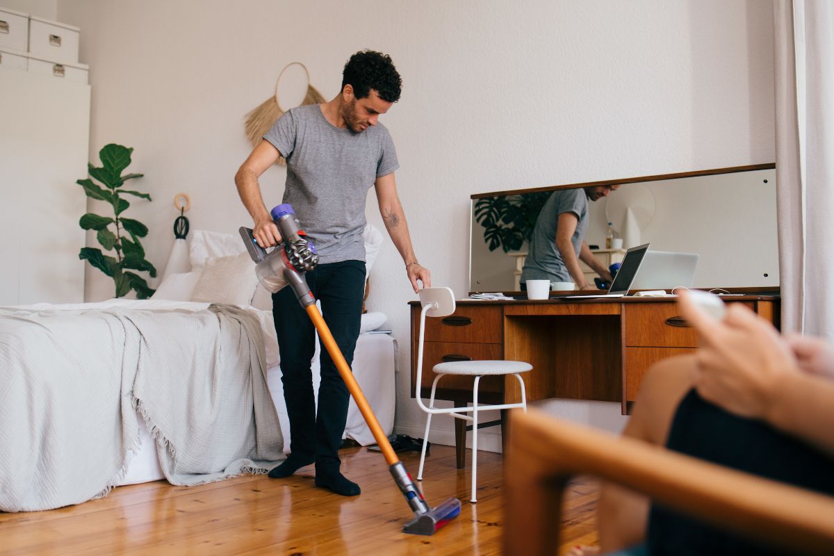 foto colorida homem limpando a casa