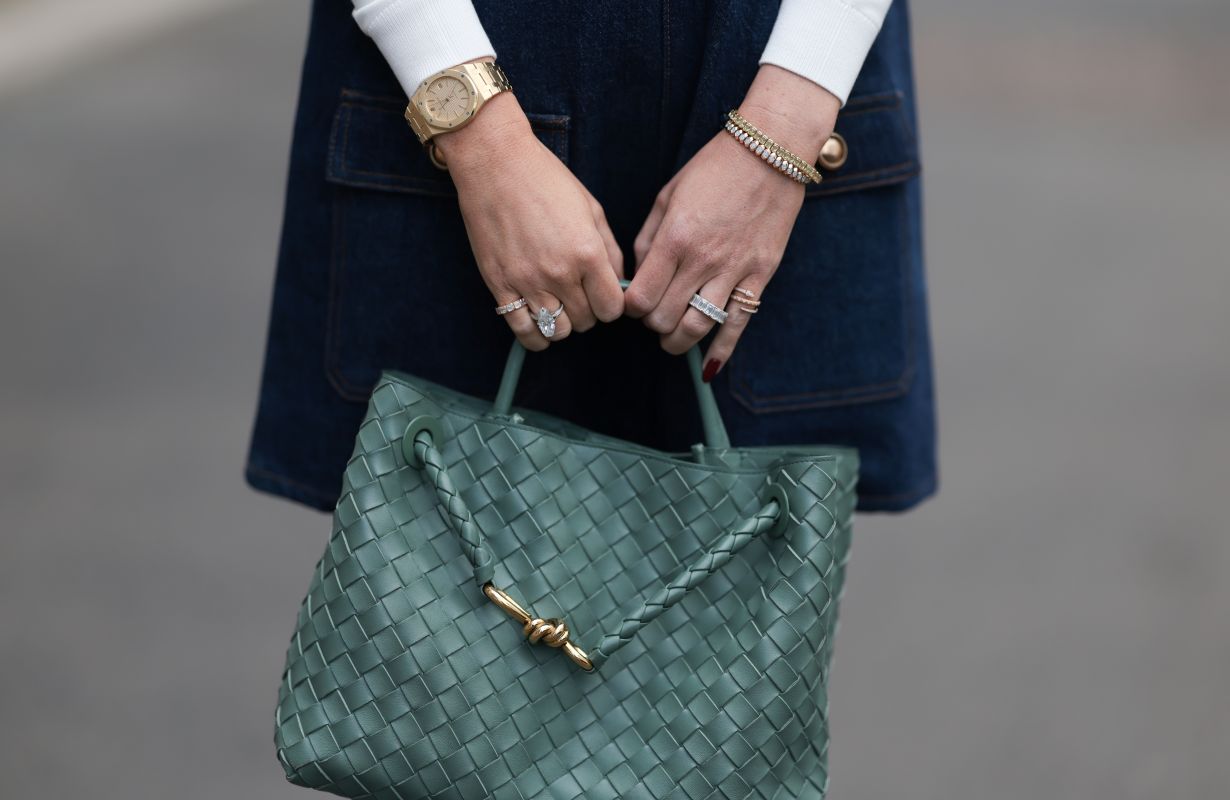 foto com cor. mulher segurando bolsa - metrópoles