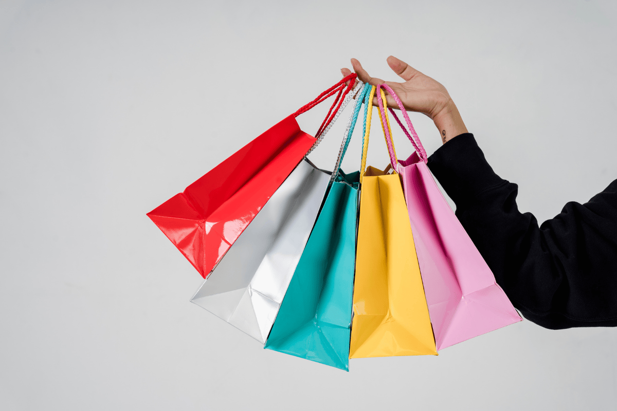 foto com cor. sacolas coloridas - metrópoles