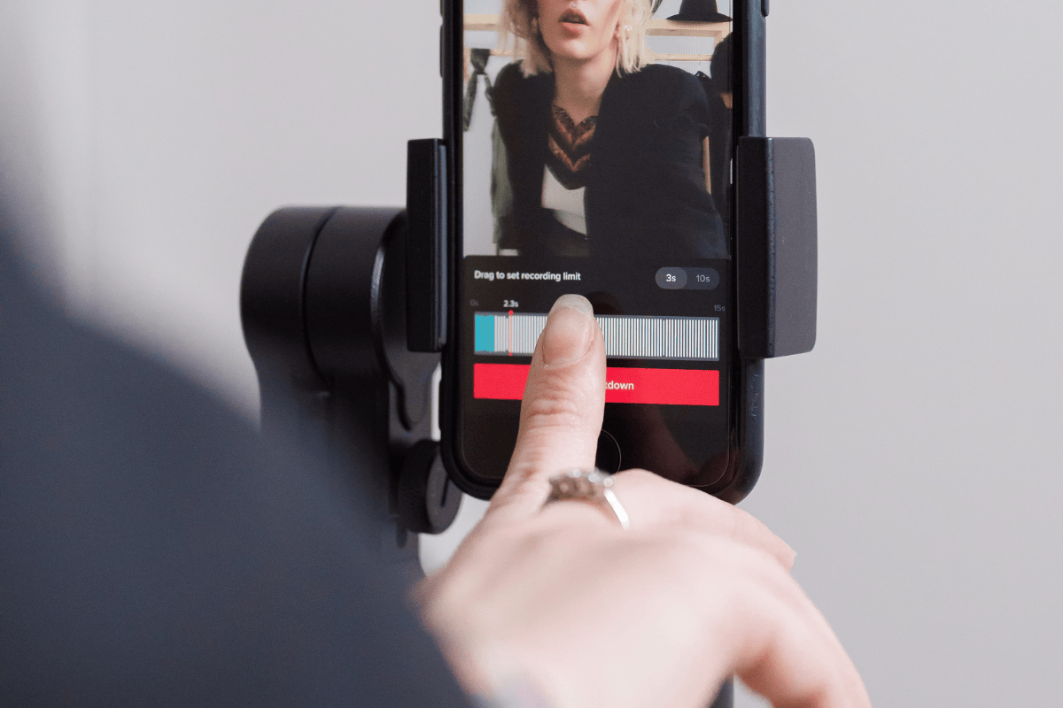 foto com cor. mulher gravando tiktok - metrópoles