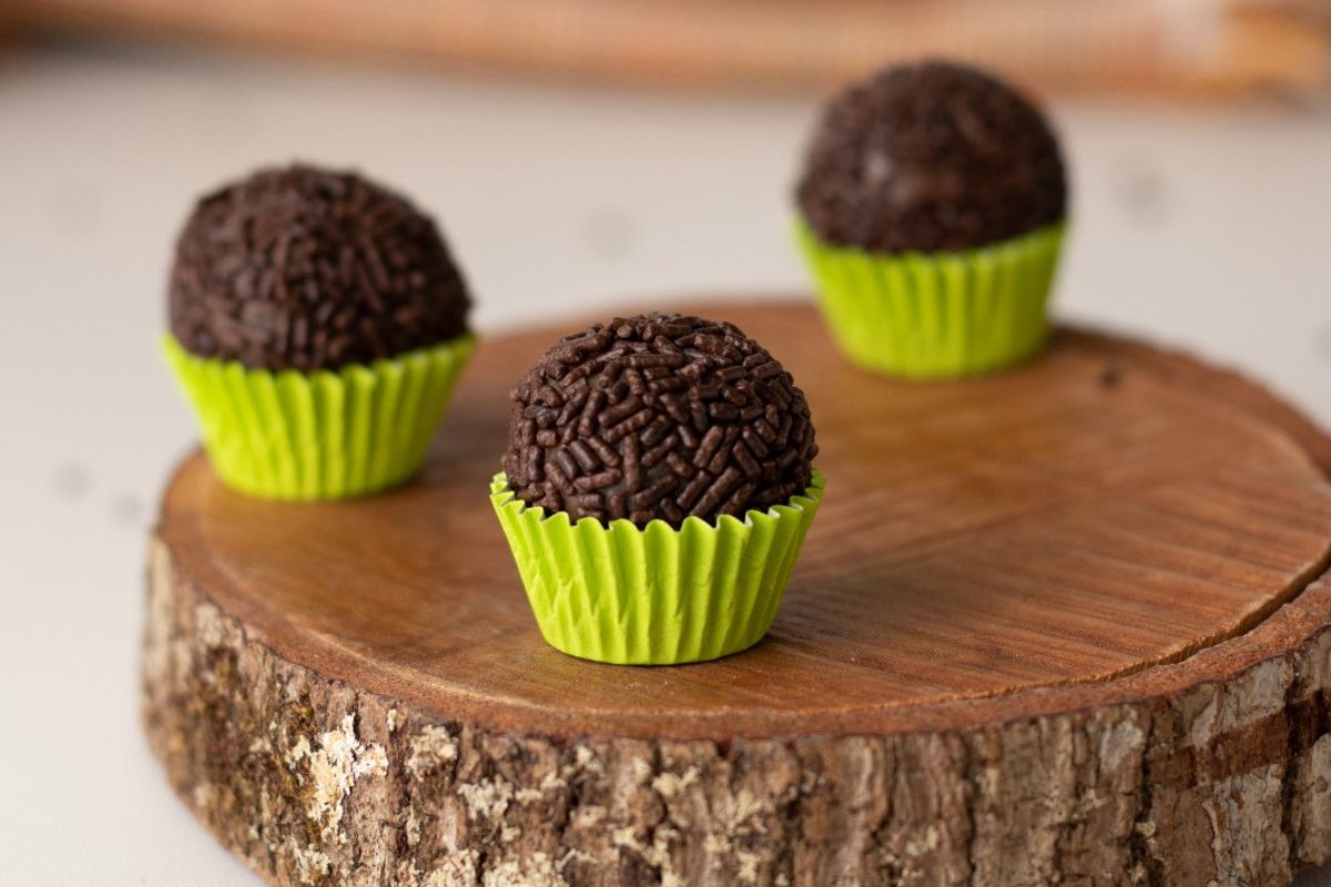 Foto colorida brigadeiros saudáveis
